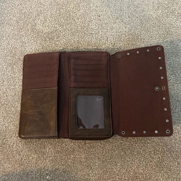 - Shyanne American Cross Wallet - Picture 2 of 4